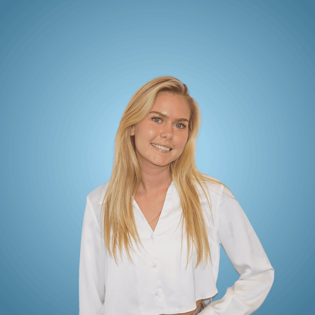 Blonde vrouw in een witte blouse op een blauwe achtergrond